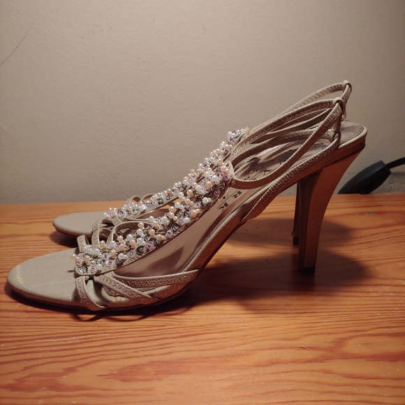 🚫SOLD🚫 NWOT 9.5 beaded heels - Picture 2 of 4